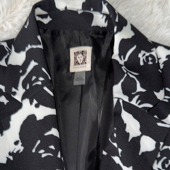 Elegant Black and White Floral Women's Blazer - Picture 4 of 5
